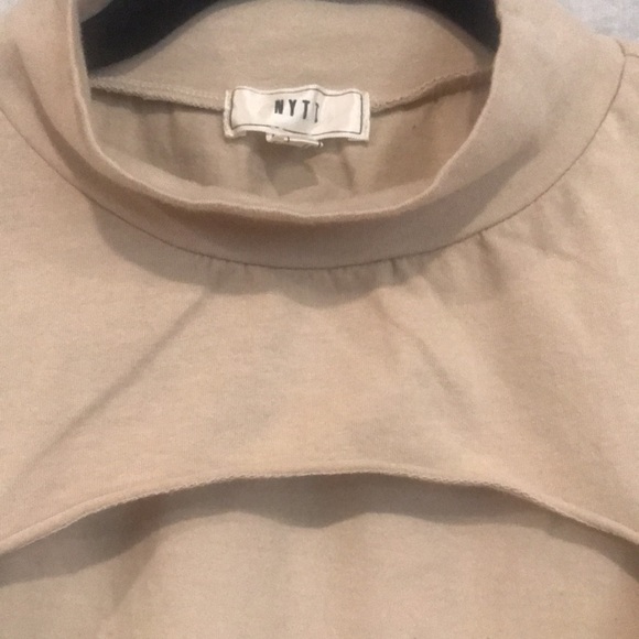 NWOT!! NYTT Tan Mock Neck Cap Sleeve Cut Out Top S - Picture 7 of 15